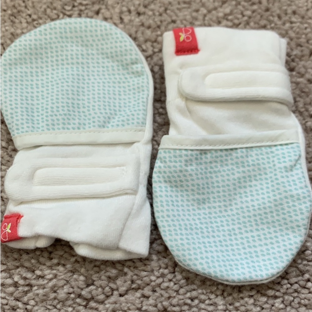 Like new, Goumi kids 3-6 month mittens with Velcro closure